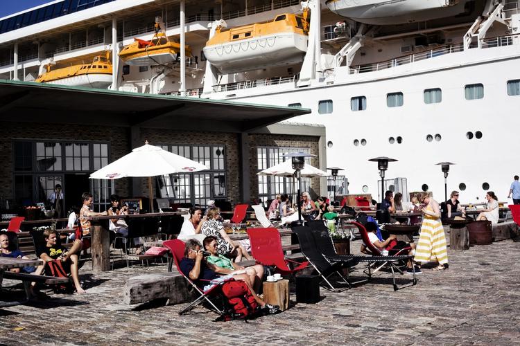 Havnespot. Nogle af de bedste solsteder i København findes langs havnen. Her er det Toldbodens Grillbar. 