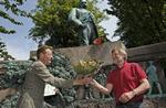 prisværdig. Politikens ansvarshavende chefredaktør Bo Lidegaard overrækker blomster og årets Høruppris til Bo Maltesen i Kongens Have. Traditionen tro blev der også lagt en buket ved statuen af Politikens grundlægger, Viggo Hørup. 