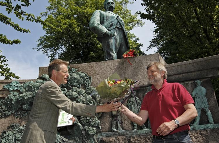 prisværdig. Politikens ansvarshavende chefredaktør Bo Lidegaard overrækker blomster og årets Høruppris til Bo Maltesen i Kongens Have. Traditionen tro blev der også lagt en buket ved statuen af Politikens grundlægger, Viggo Hørup. 