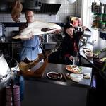 Nonya. MIchael Pang-Larsen svinger roti prata-dej, mens Tin Pang-Larsen laver en særlig chai. Snart kan man smage deres peranakan-køkken på Vesterbro, når de sammen med Claus Meyer åbner Namnam. 