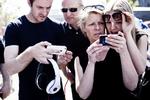 APP-STINENSER. Publikum levede sig ind i løbet - og ind i deres iPhones, som holdt styr på tider og næste heppested. 
