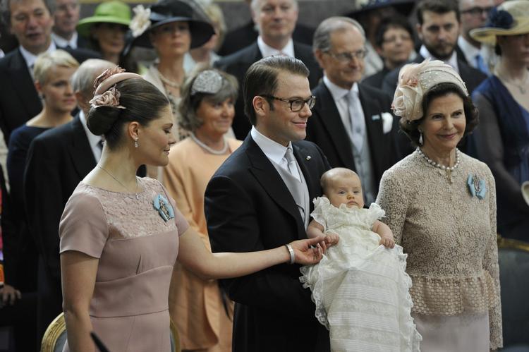 fremvisning. Den svenske kongefamilie med den lille prinsesse Estelle. 