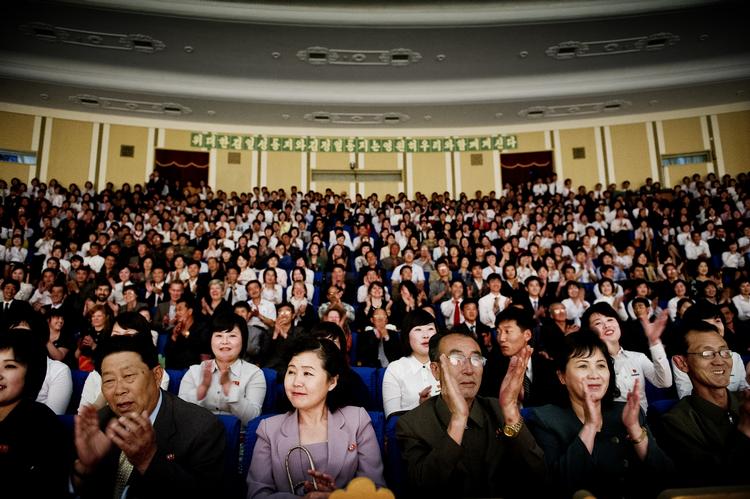 Tilløbsstykke. Salen var fyldt, da Norge blev fejret i Nordkorea. 