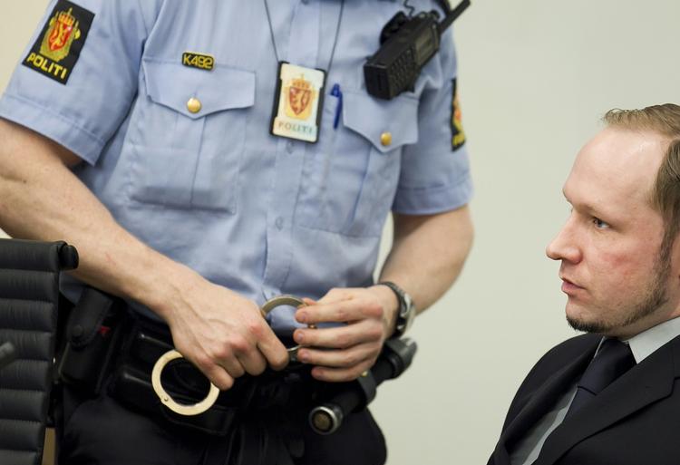 Løgn. Den 33-årige Anders Behring Breivik falder igennem på skala, der måler om hans testsvar er konsistente. 