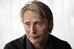 'jagten'. Et par af de internationale kritikere har ét spørgsmål til Vinterbergs 'Jagten': Hvorfor finder hovedpersonen Lucas sig i det? Mads Mikkelsen er lidt enig: »Hvis jeg skulle have spillet mig selv i denne her rolle,  var filmen blevet halvt så lang. Jeg ville have sat foden ned langt tidligere og sagt fra«, siger Mads Mikkelsen. 