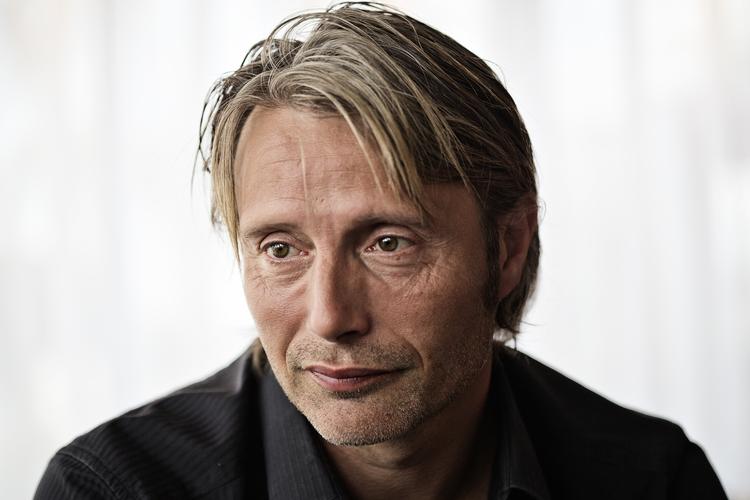 'jagten'. Et par af de internationale kritikere har ét spørgsmål til Vinterbergs 'Jagten': Hvorfor finder hovedpersonen Lucas sig i det? Mads Mikkelsen er lidt enig: »Hvis jeg skulle have spillet mig selv i denne her rolle,  var filmen blevet halvt så lang. Jeg ville have sat foden ned langt tidligere og sagt fra«, siger Mads Mikkelsen. 