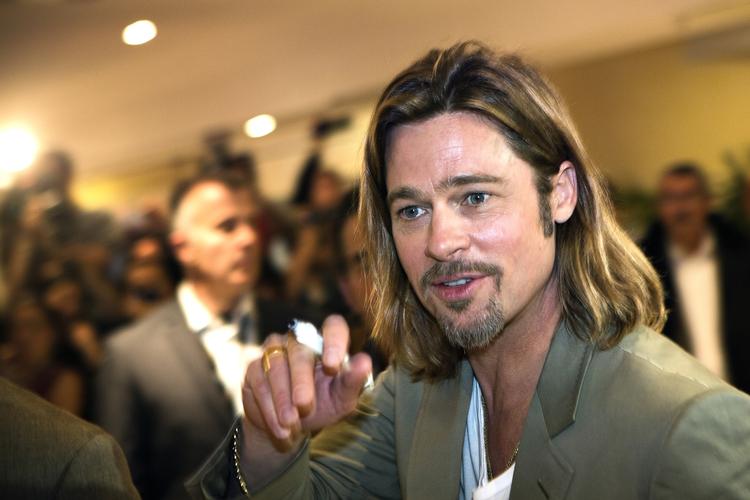 Ikon. Brad Pitt kan få selv sikkerhedsvagterne til at fiske mobilen frem. 