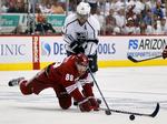 NEDLAGT. Den femte kamp blev afgørende, da Mikkel Bødker og Phonex Coyotes blev nedlagt af Los Angeles Kings og Anze Kopitar. 