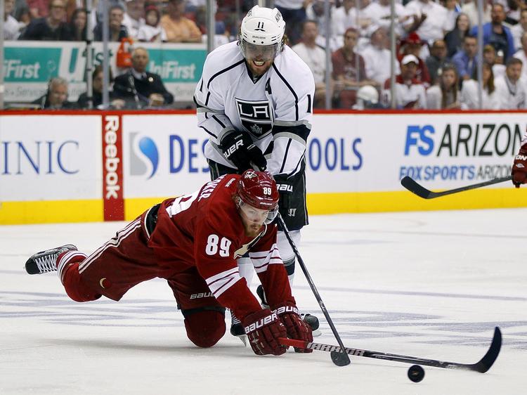 NEDLAGT. Den femte kamp blev afgørende, da Mikkel Bødker og Phonex Coyotes blev nedlagt af Los Angeles Kings og Anze Kopitar. 