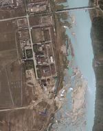 atomreaktor. Dette satellit fra april taget af GeoEye, viser ny aktivitet omrking atomreaktoren i Yongbyon-området i Nordkorea. Der har ellers længe været stille her, og billederne har vakt international bekymring. 