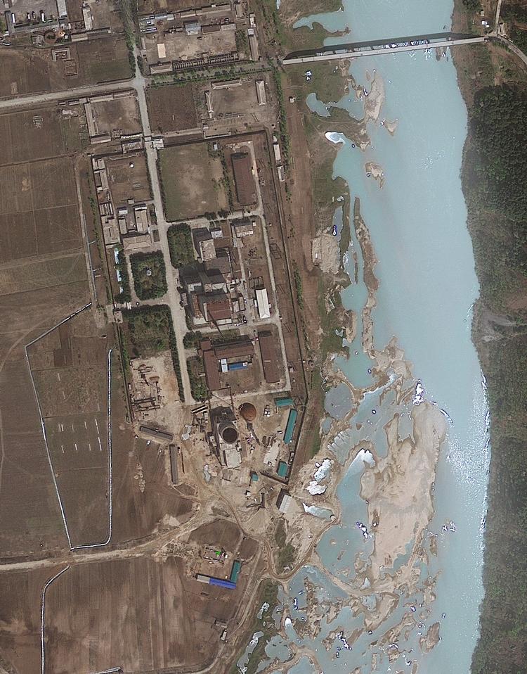 atomreaktor. Dette satellit fra april taget af GeoEye, viser ny aktivitet omrking atomreaktoren i Yongbyon-området i Nordkorea. Der har ellers længe været stille her, og billederne har vakt international bekymring. 