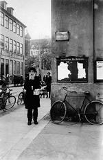 Hjemme? Ældre jødisk herre runder hjørnet til Frue Plads i  København 1915. 