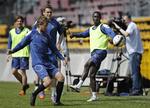 Superliga. FCN spillerne Henrik Kildentoft, Kasper Lorentzen og Enoch Adu træner på Farum Park. Onsdag aften kan de vinde DM-guldet. 