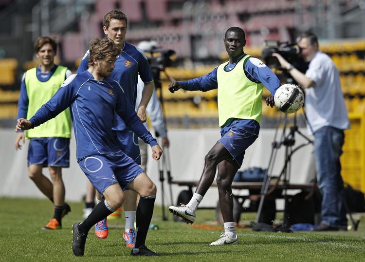 Superliga. FCN spillerne Henrik Kildentoft, Kasper Lorentzen og Enoch Adu træner på Farum Park. Onsdag aften kan de vinde DM-guldet. 