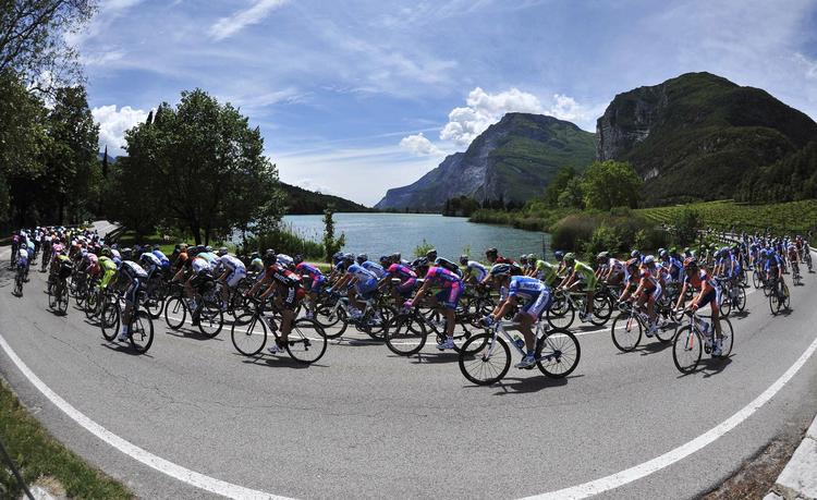 OPAD. I dag venter der Giro-feltet en af de mere krævende udfordringer i Dolomitterne. 