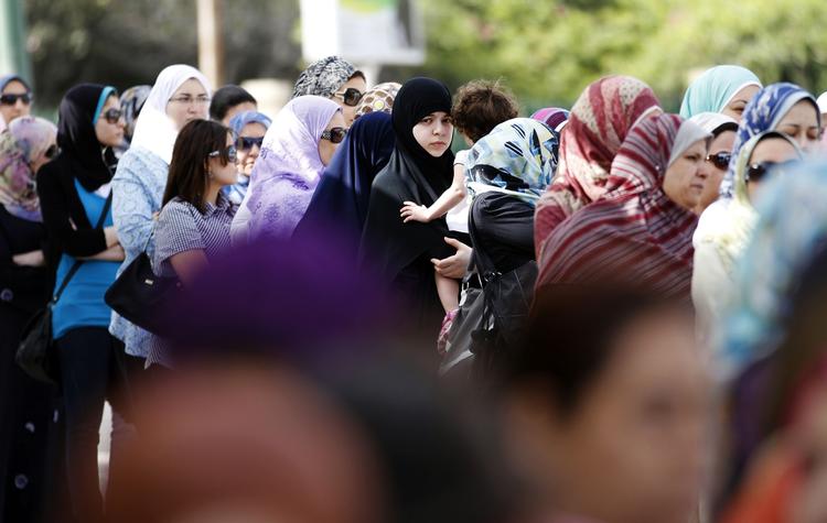 valg. Kvinder har taget opstillling udenfor et valgsted i Alexandria i Egypten. 