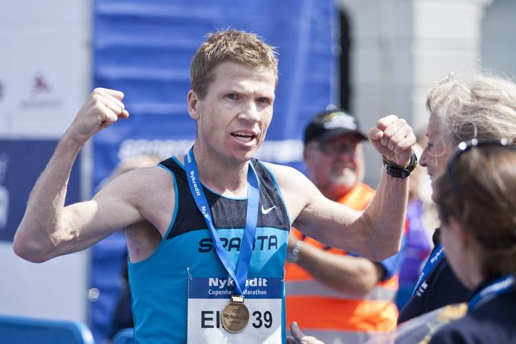 OVERSKUD. Undertippede Martin Parkhøi havde så meget overskud efter sejren i Copenhagen Marathon, at han overvejede at løbe på arbejde om mandagen. Han undlod. 