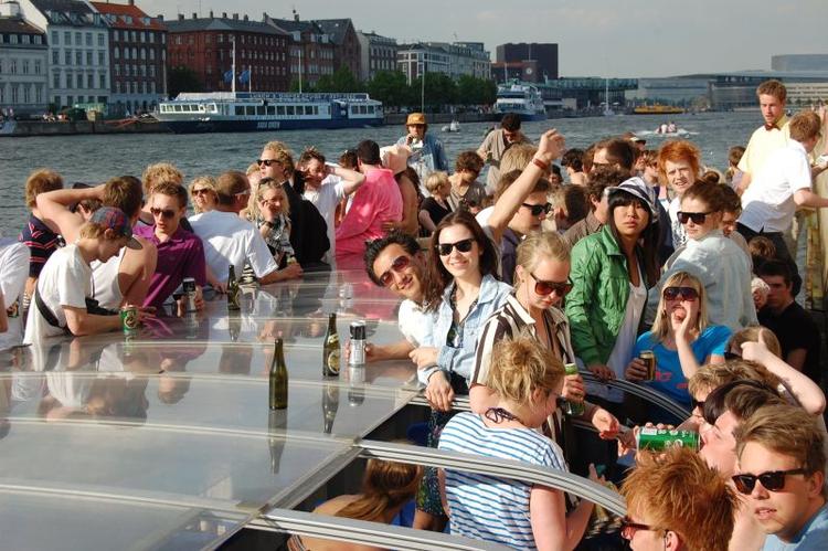 Distortions kanalrundfart gik ikke som gadefesten havde håbet og forventet. Deltagerne stod op på sæderne, og det ville Nettobådenes direktør ikke finde sig i. 