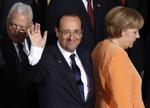 modsætninger. Frankrigs Francois Hollande og Tysklands Angela Merkel er stærkt uenige om, hvorvidt eurolandene skal gå sammen om at optage lån. 