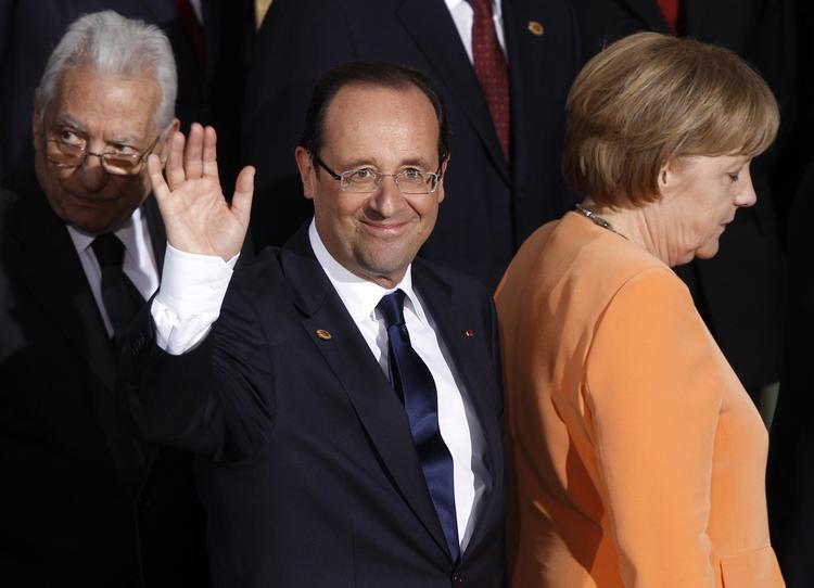 modsætninger. Frankrigs Francois Hollande og Tysklands Angela Merkel er stærkt uenige om, hvorvidt eurolandene skal gå sammen om at optage lån. 