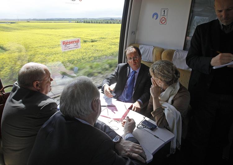 tog. Her ses Francois Hollande i en togkupé under valgkampen forud for præsidentvalget i Frankrig. 