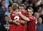 gyldent. Forsvarsdirigenten fra FCN, Anders Bjelland (midt), scorede et af sine meget sjældne mål i guldkampen mod Horsens. 
