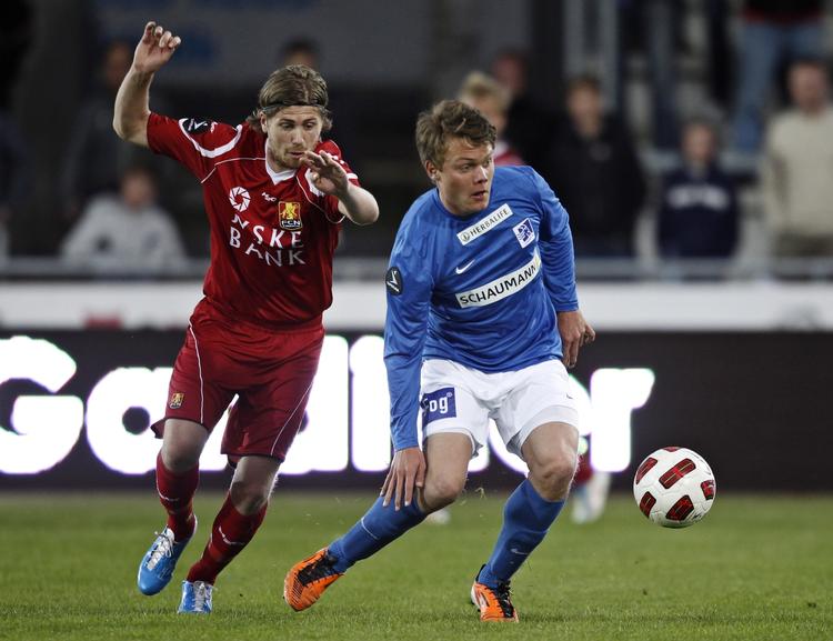 Nedrykning. Emil Larsen har ambitioner om mere end 1. division. 