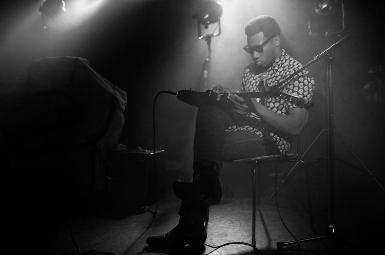 Ekspressiv. Beal kan også være blød. På scenen i Lille Vega lagde han sin sorte guitar på skødet og spillede nænsomt på den. 