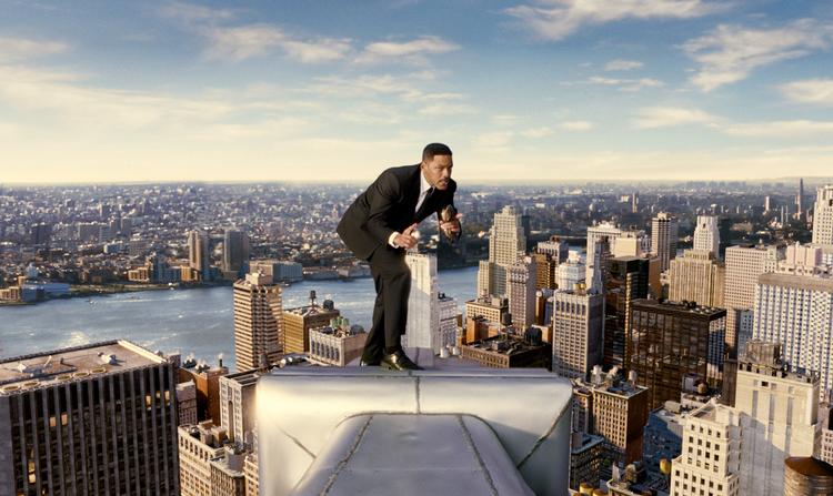 Tidsspring. Agent J, spillet af Will Smith, springer fra toppen af en sky-skraberen og lander i 1969. 