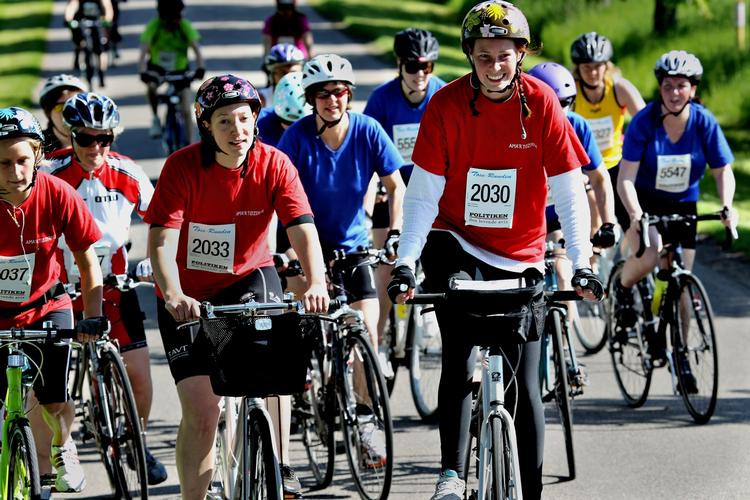 HJELMKRAV. Alle skal bære hjelm, men derudover må man stille op på hvilken som helst cykel, så længe man selv orker at trampe den 112 km. 