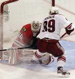 HÆDRET. Efter nederlaget i NHL med Phoenix Coyotes fik Mikkel Bødker en opmuntring i aftes. 