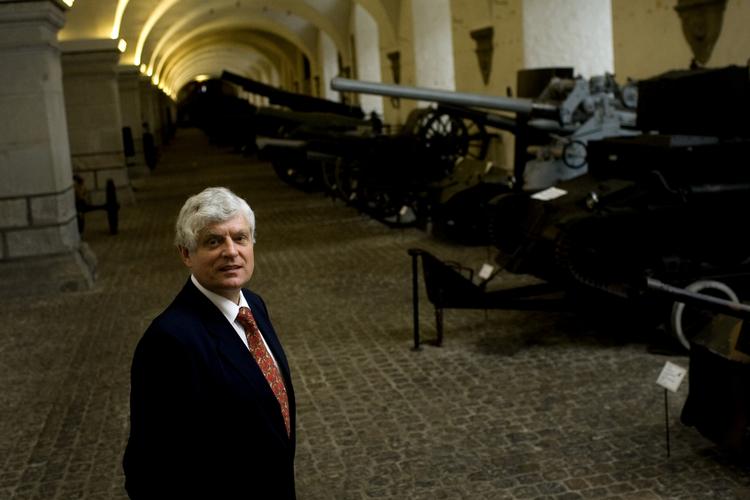 Direktør. Ole L. Frantzen afviser beskyldningerne om, at han har forsøgt at skaffe penge til museet ved at sælge ud af museets store våbenbeholdning. 