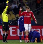Test. Topspillere som Nicklas Bendtner (t.h.) testes adskillige gange i løbet af en sæson, mens der slet ikke findes antidopingregler for dommerne. 