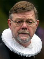 Ansvar. Biskop Kjeld Holm er forarget over, at massakren i Norge sidste år udlægges som Guds værk af flere teologer. 