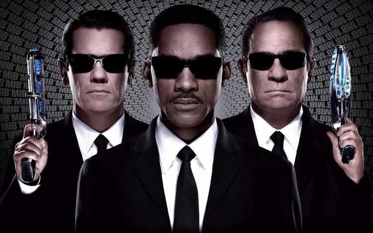 MiB3. Josh Brolin, Will Smith og Tommy Lee Jones på plakaten for det nye kapitel om mændene i sort habit og solbriller. 