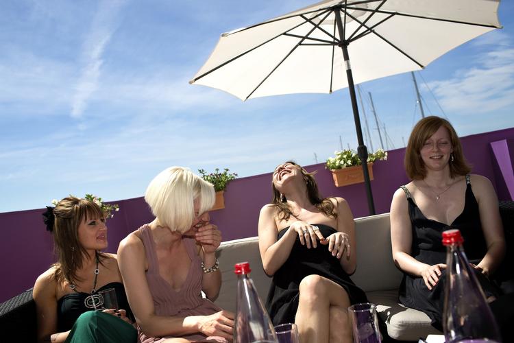 Rookies. Otte nyudklækkede filmskoleelever deltager i sideprogram for filmskolefilm. Her sidder  den kvindelige del af holdet. 