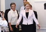 Trepartsforhandlinger. Statsminister Helle Thorning-Schmidt (S) og SF-formand Villy Søvndal svarer forskelligt på, om danskerne skal have ekstra i løn, hvis arbejdstiden stiger. 
