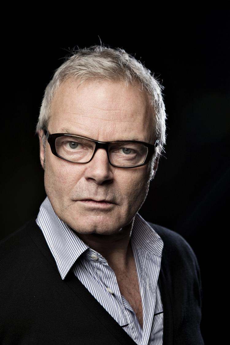 Jarlen. Han er den næste i rækken af kendte, der udstiller sine malerier. Lige så slemt som fodmalere, der plager folk om at købe deres værker, mener Djævlens Advokat. 
