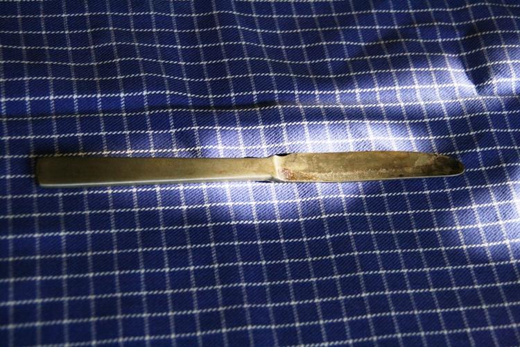 EJENDOM. Billedet af denne kniv er indsendt af en pensioneret kirurg. Kniven er fra Fængselsvæsenet i Herstedvester. Den blev fjernet med en mavekikkert sidst i 1970'erne fra en gentleman, der var kommet til at spise den. »Således med lettet sind ser jeg frem til afleveringsdagen«, skriver kirurgen til Bagsiden. 