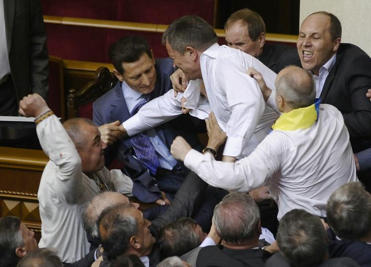 Slagsmål. Debatten om sprogstrid endte i kaos i parlamentet i Ukraine. 