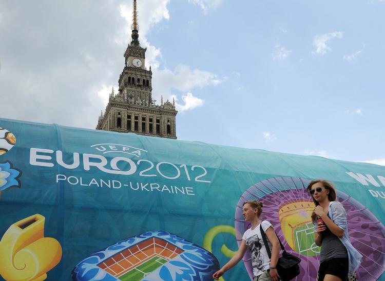 Eurojustits. Foldboldfans, der skal til Europamesterskabet i Polen, risikerer kort proces, hvis de ikke kan opføre sig ordentligt. 