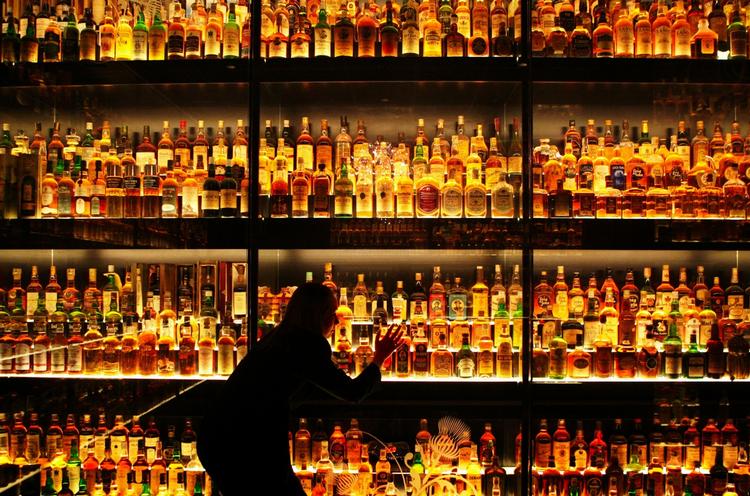 Prisstigninger. I skotland skal alle nu til at betale en minimumspris på alkohol. 