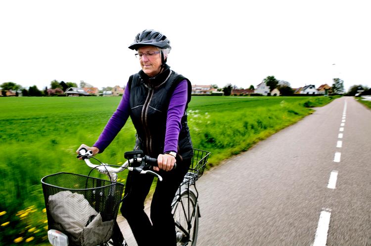 på farten. Lis Kofoed har ikke kørekort til bil, men kommer vidt omkring på sin elcykel og kan klare både indkøb og besøg i kolonihaven et godt stykke fra hjemmet i Karrebæksminde. 