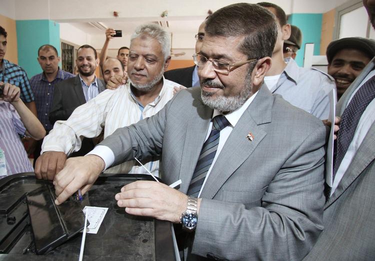 VALGVINDER. Mohamed Morsi har ifølge Det Muslimske Broderskab i Egypten fået flest stemmer ved præsidentvalget. Han skal nu ud i anden valgrunde mod Ahmed Shafiq. 