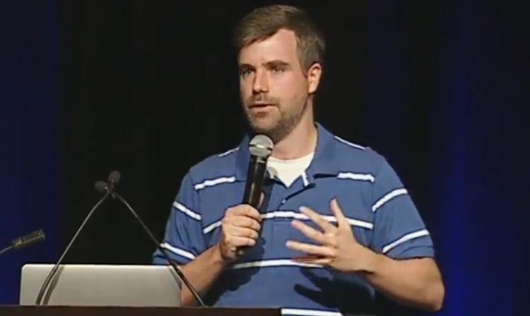 Gakket. Han har lavet pranks i mere end ti år og har millioner og atter millioner hits bag sig på Youtube. Snart indtager han Roskilde Festival. Og du er inviteret til at lege med. 