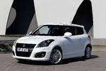 Opstrammet. Fælge, spoilere og andet pynt understreger, at Suzuki Swift Sport er en ægte hurtigløber. Endda til fornuftig pris. Foto: Suzuki 