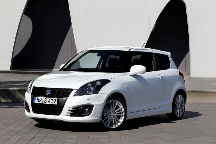 Opstrammet. Fælge, spoilere og andet pynt understreger, at Suzuki Swift Sport er en ægte hurtigløber. Endda til fornuftig pris. Foto: Suzuki 