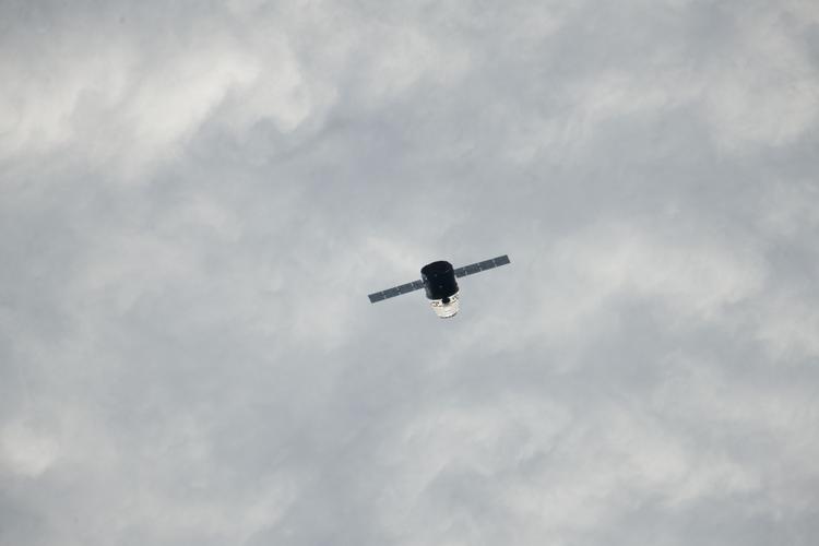 Forsyninger. SpaceX-rumkapslen Dragon forventes at tilkoble sig ISS senere i dag. Her er Dragon fotograferet fra ISS, da den nærmede sig i går. 