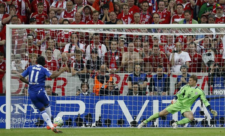 afgørelsen. Sådan en afgørelse på en fodboldkamp, som da Didier Drogba scorede på det afgørende straffespark mod Manuel Neuer, vil Sepp Blatter gerne være fri for. 
