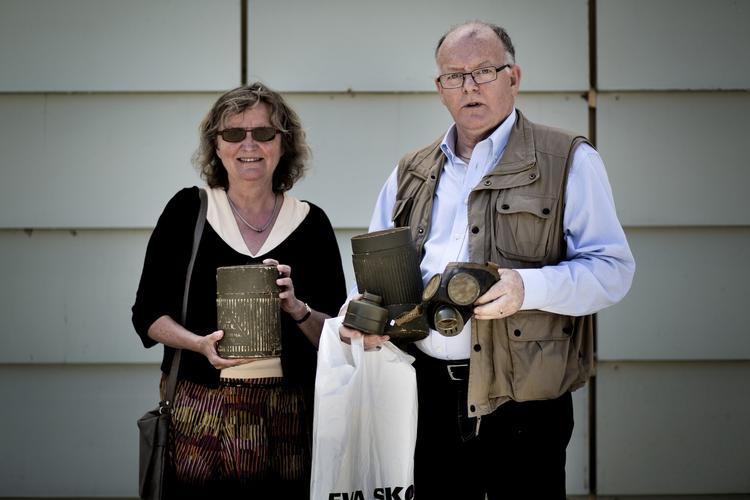 TILBAGELEVERING. To gasmasker fra 1938 er i dag kommet tilbage i statens hænder. 
